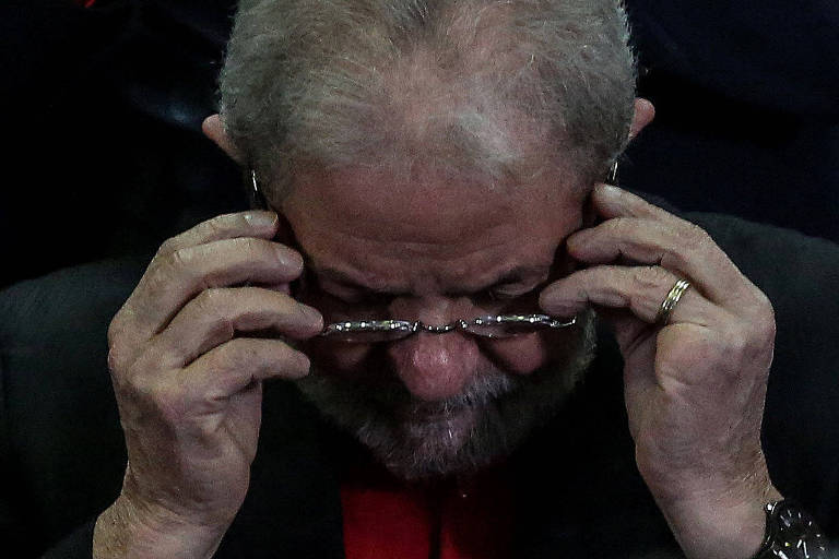 Em junho de 2017, o ex-juiz Sergio Moro condenou o ex-presidente Lula a nove anos e meio de prisão por corrupção passiva e lavagem de dinheiro no caso envolvendo um apartamento tríplex no Guarujá (SP). Mais tarde, em janeiro de 2018, a pena foi aumentada para 12 anos e 1 mês de prisão