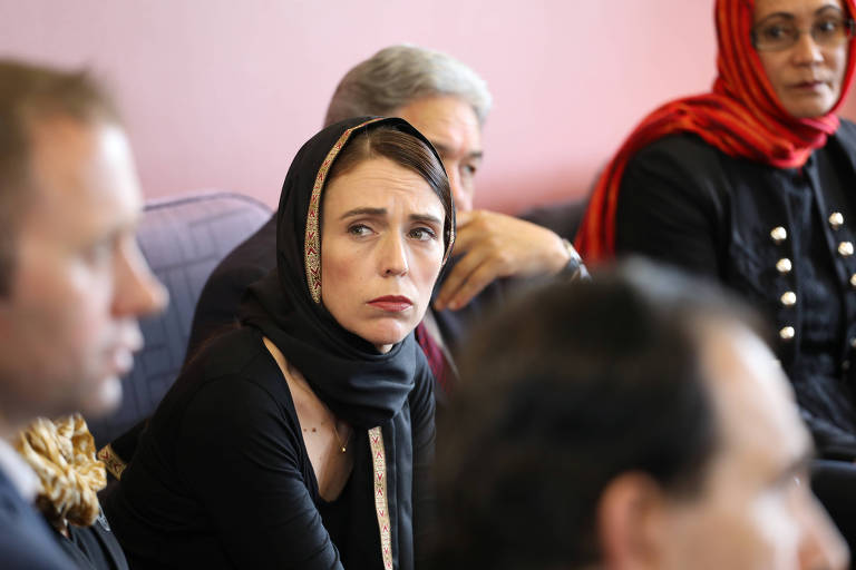 A premiê da Nova Zelândia, Jacinda Ardern, em encontro com representantes da comunidade muçulmana em Christchurch