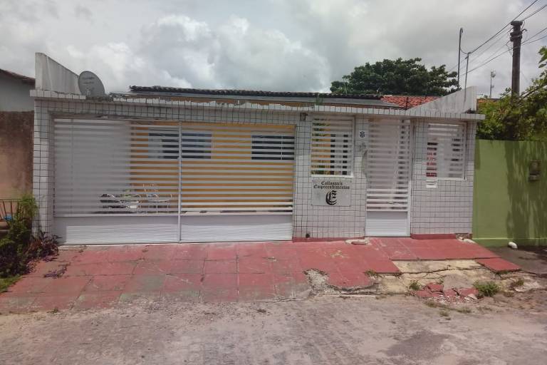 Fachada da Colossu's Empreendimentos. A principal atividade da empresa é a produção de eventos, mas também terceiriza impressão de material gráfico. O escritório funciona em outro endereço, na cidade de Olinda, no Grande Recife. A Colossu's recebeu R$ 41,6 mil para rodar material de campanha do presidente do PSL, Luciano Bivar