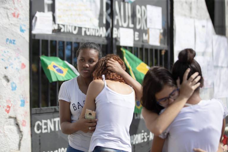 Entrada da Escola Estadual Raul Brasil, em Suzano, após seis dias do massacre
