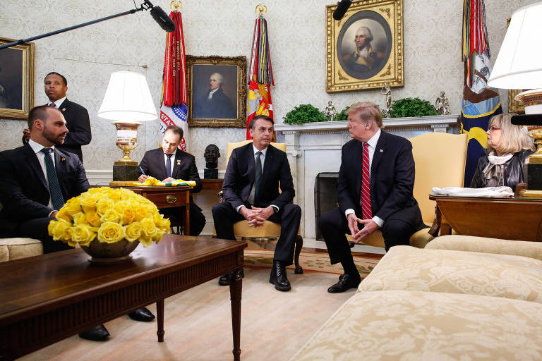 Bolsonaro e Trump durante encontro na Casa Branca, sob o olhar de Eduardo (esquerda)