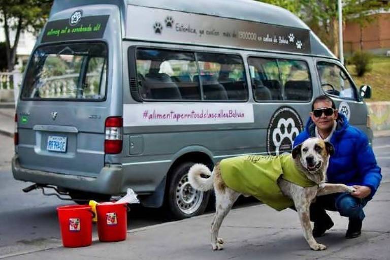 Fernando Kushner dedica várias horas por dia para alimentar cachorros que vivem nas ruas de La Paz