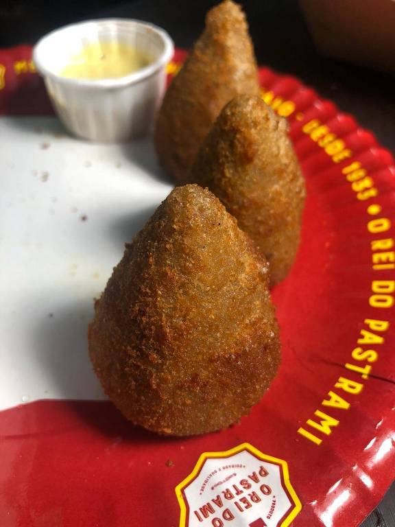 Coxinhas servidas no Rei do Pastrami, lanchonete no Mercado Municipal de São Paulo