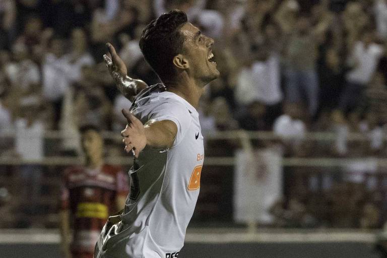 Danilo Avelar comemora o gol da vitória do Corinthians sobre o Ituano