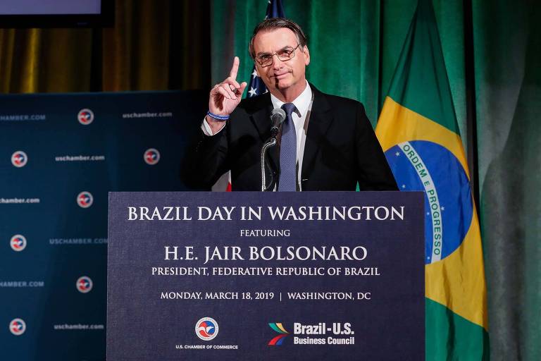 Bolsonaro em púlpito com bandeira do Brasil ao fundo