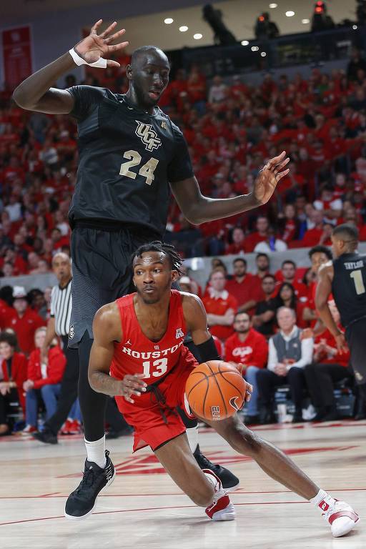 O senegalês Tacko Fall, de 2,29 metros, marca o armador Dejon Jarreau em jogo do basquete universitário americano