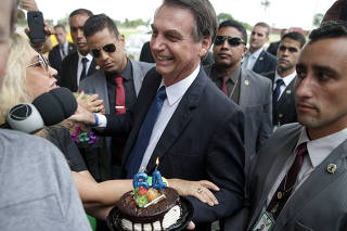 Jair Bolsonaro, que completou 64 anos, foi homenageado em Brasília (DF)