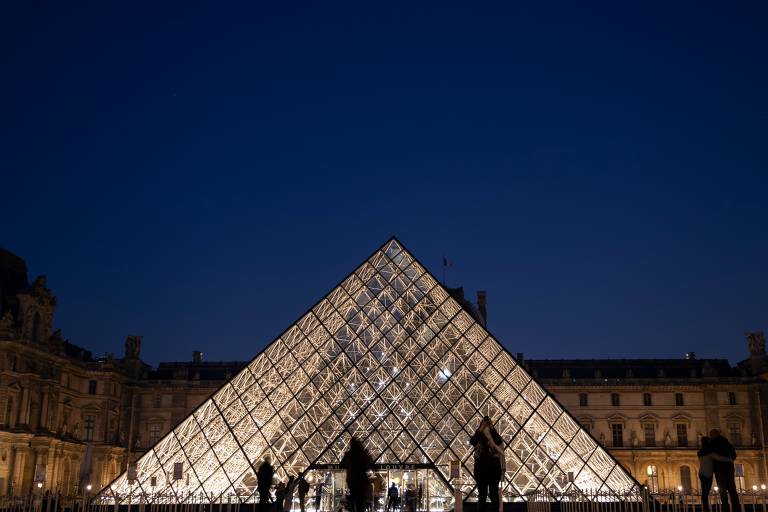 A entrada do Museu do Louvre, em Paris, cidade que enfrenta isolamento social por causa da Covid-19

