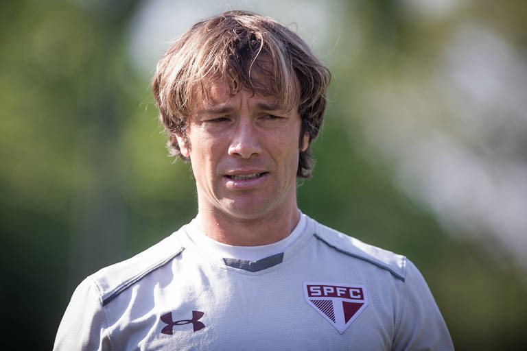 Diego Lugano participa de treino do São Paulo, em 2017; campeão paulista em 2005, o ex-zagueiro crê que a luta pelo fim do jejum seja o suficiente para motivar os jogadores
