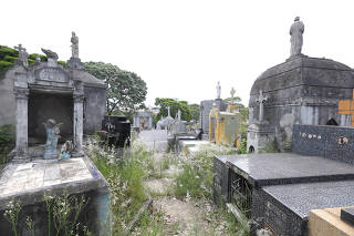 Cemitério da Quarta Parada, na zona leste da capital paulista, com mato alto e sujeira