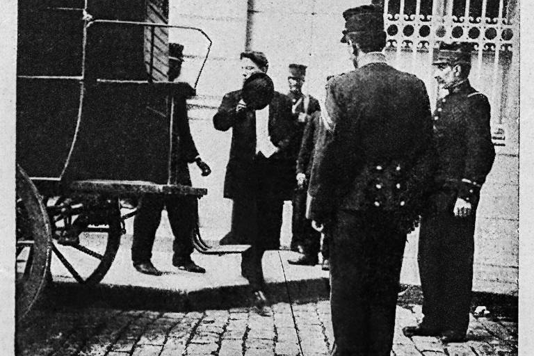 Polícia em frente à Galeria de Cristal, onde Albertina matou o ex-namorado, em 1909
