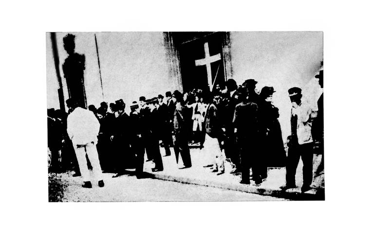 Pessoas na calçada, na missa pela morte de Arthur Malheiros, vítima no Crime da Galeria de Cristal