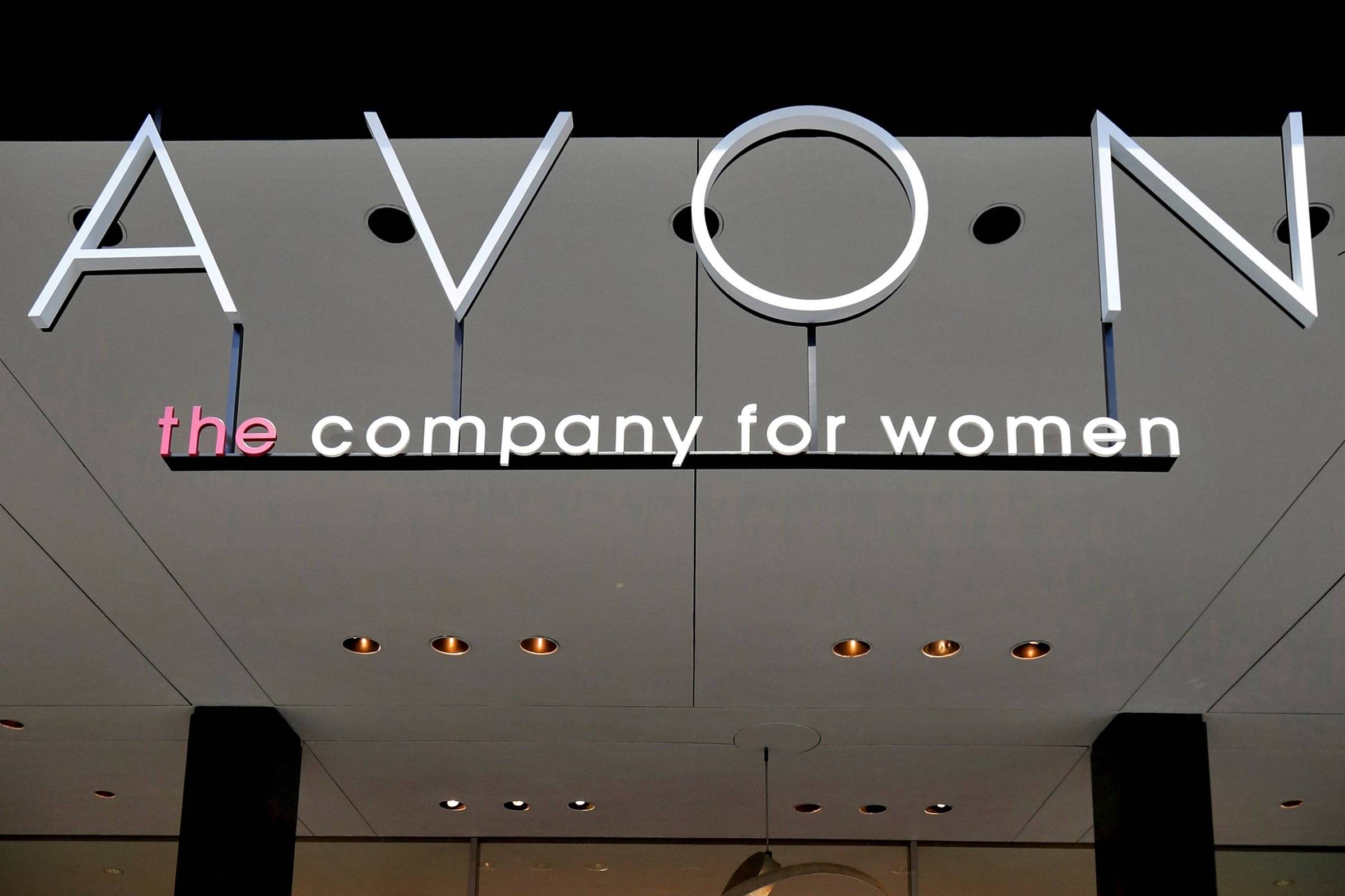 Natura anuncia demissão de 25% da equipe da Avon International