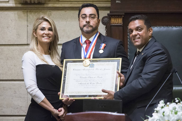 Marcelo Bretas recebe a medalha Pedro Ernesto, da Câmara Municipal do Rio de Janeiro, com a presença de sua esposa, a também juíza federal Simone Bretas; a honraria foi proposta pelo então vereador Otoni de Paula