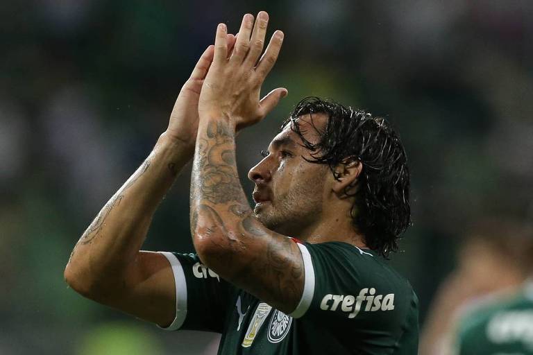 Ricardo Goulart aplaude torcida durante partida do Campeonato Paulista