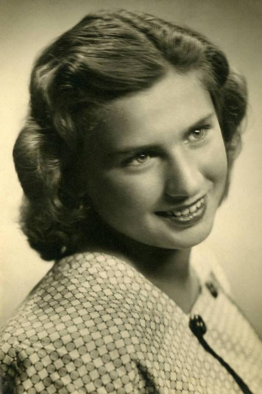 Sobrevivente de Auschwitz que lançou um livro, Edith Eger em foto de 1944, quando tinha 16 anos