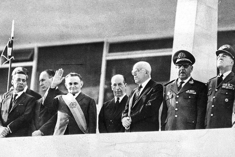 Posse de Humberto de Alencar Castello Branco (ao centro, acenando) na Presidência da República, no Palácio do Planalto, em Brasília