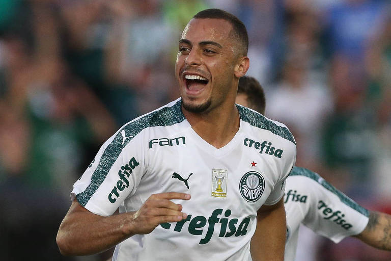 O jogador Arthur Cabral, do Palmeiras, comemora seu gol contra a equipe do Novorizontino, no jogo de ida das quartas de final do Campeonato Paulista, no Estádio Jorge Ismael de Biasi