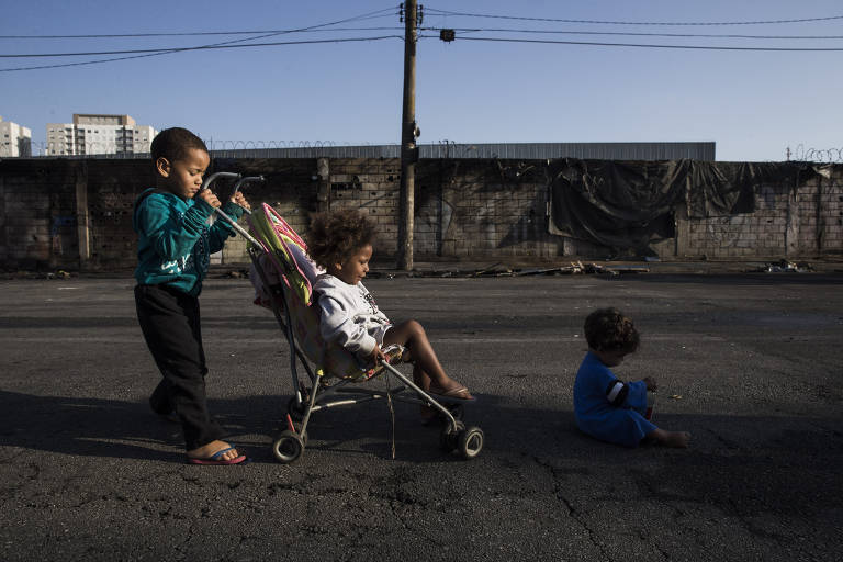 Crianças moradoras da favela do Cimento (zona leste), que passou por reintegração de posse, após incêndio