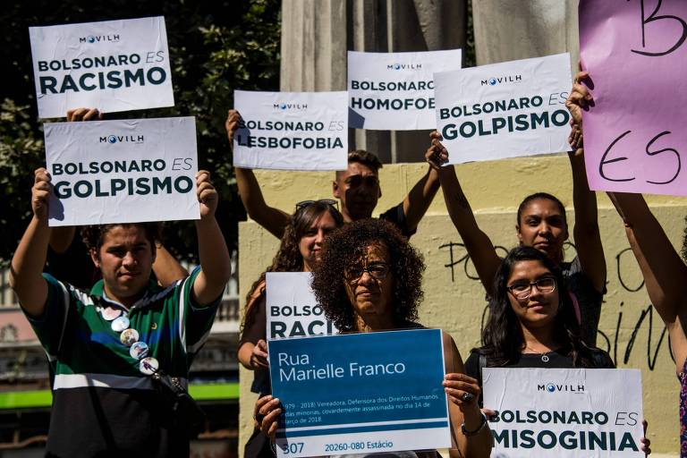 Manifestantes protestam, diante do palácio de La Moneda, contra a presença de Jair Bolsonaro no Chile
