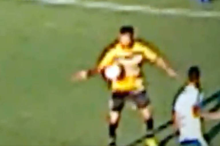 Frame do vídeo postado no Twitter da Federação Paulista de Futebol mostra a bola batendo na barriga do jogador Murilo Henrique em lance que originou o gol do Novorizontino