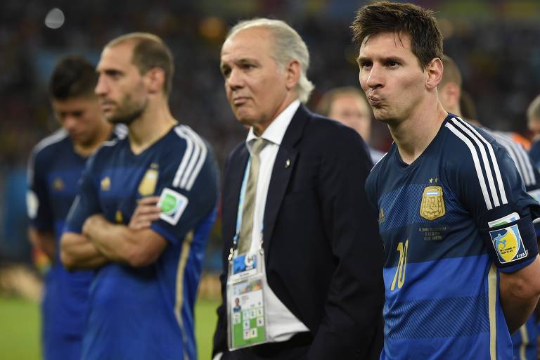 Messi, o técnico da Argentina Sabella e, ao fundo, Mascherano, após a derrota para a Alemanha na final da Copa de 2014