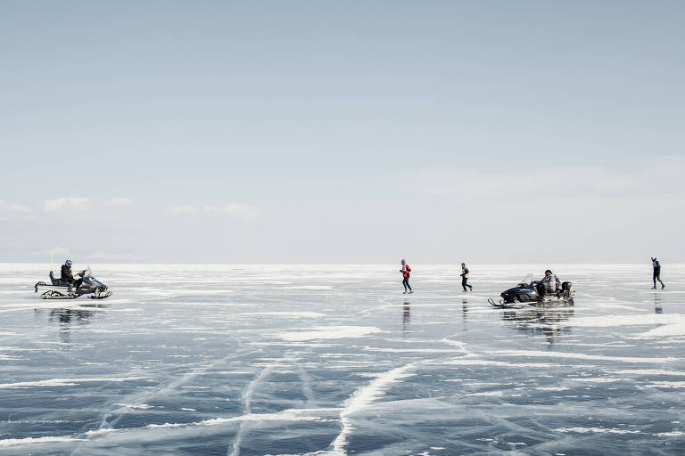 Atletas ignoram fissuras no gelo e correm sobre lago congelado