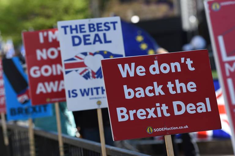 Cartazes de protesto ao brexit do lado de fora do Parlamento britânico nesta segunda (25) 