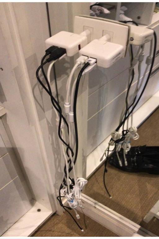 Cabos e carregadores no closet de Paulo Vieira de Souza, o Paulo Preto, pela PF. A despeito deles, nenhum celular foi encontrado ou apreendido na residência. O ex-Dersa foi acusado também de atrapalhar as investigações por supostamente ter ocultado seu telefone celular durante as buscas