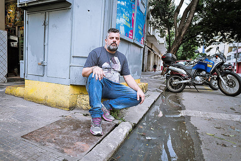 Aldino de Magalhães conta que pediu à Prefeitura de São Paulo uma solução para os bueiros entupidos em frente ao seu restaurante, mas diz que, até agora, nenhuma providência foi tomada