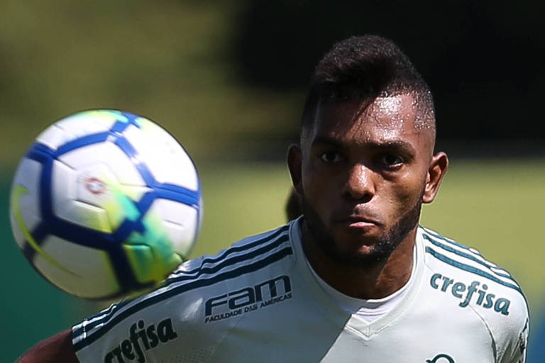 Borja bate bola em treino do Palmeiras; o colombiano voltou a perder dois gols feitos contra o Novorizontino e deve sair do time titular