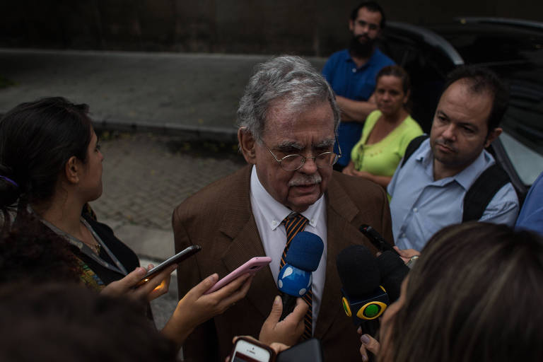 Advogado do ex-presidente Michel Temer, Antonio Cláudio Mariz concede entrevista na saída da sede da Polícia Federal no Rio