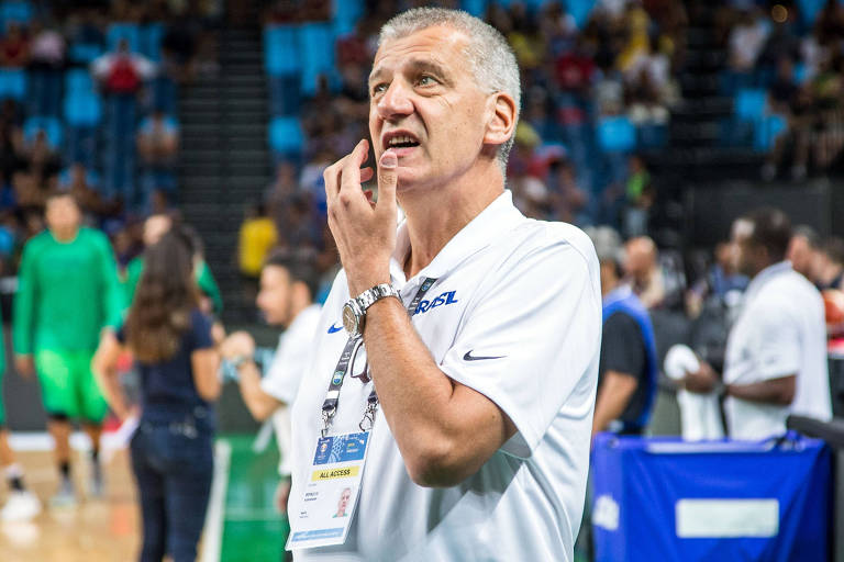O técnico da seleção brasileira masculina de basquete, Aleksandar Petrovic, olha o placar durante jogo das eliminatórias da Copa da China
