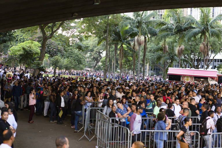 Mutirão de vagas leva multidão ao vale do Anhangabaú, na capital paulista