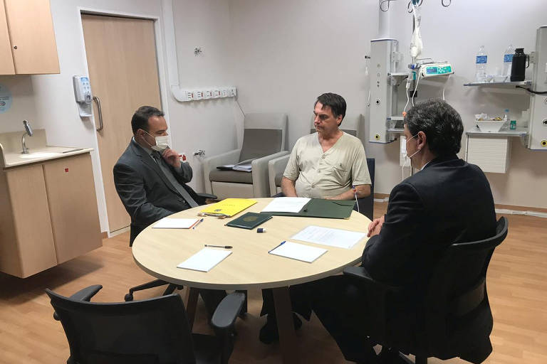 Mesmo em recuperação por cirurgia para retirada de colostomia, em 28 de janeiro, Bolsonaro reassumiu a Presidência dois dias após o procedimento. Uma estrutura especial foi montada dentro do próprio hospital Albert Einstein, em São Paulo, onde o presidente ficou internado, para que ele pudesse despachar e realizar reuniões