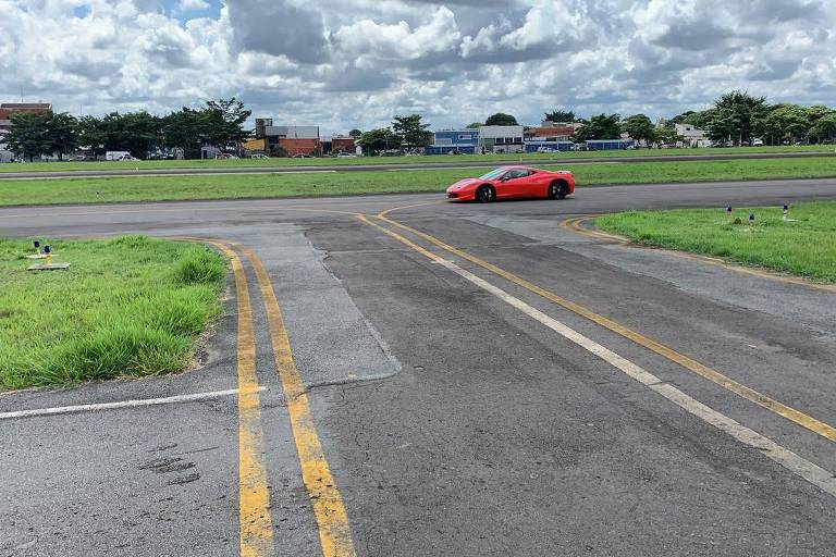 Carro esportivo participa de evento em pista fechada do aeroporto Campo dos Amarais, em Campinas (SP). Foto: Arquivo pessoal