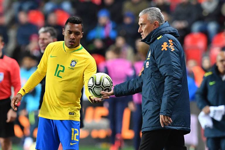 Tite entrega a bola a Alex Sandro durante o amistoso da seleção brasileira com a República Tcheca, em Praga