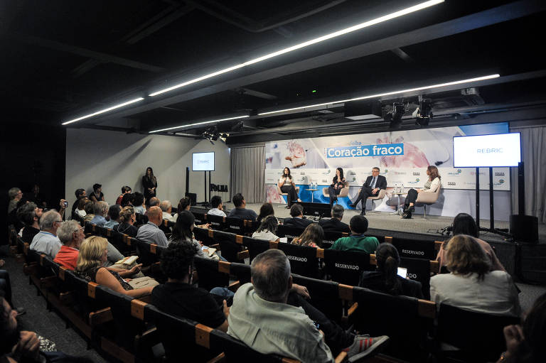 Plateia acompanha debate durante o primeiro seminário Coração Fraco, realizado pela Folha, no auditório do jornal em São Paulo