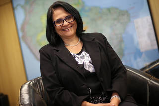 A ministra Damares Alves (Mulher, Família e Direitos Humanos), em seu gabinete