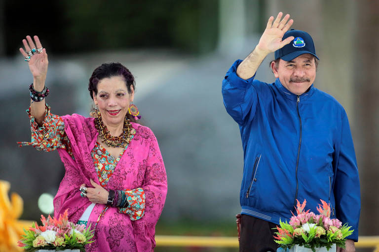 Daniel Ortega, ditador da Nicarágua, e sua esposa e vice-presidente, Rosario Murillo, acenam para o público na inauguração de uma passarela na capital Manágua