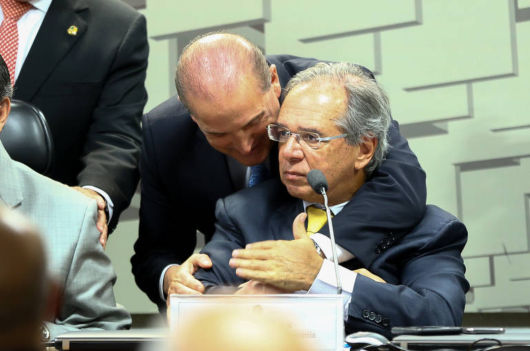 O ministro da Casa Civil, Onyx Lorenzoni, esteve presente durante a sessão com o colega no Senado