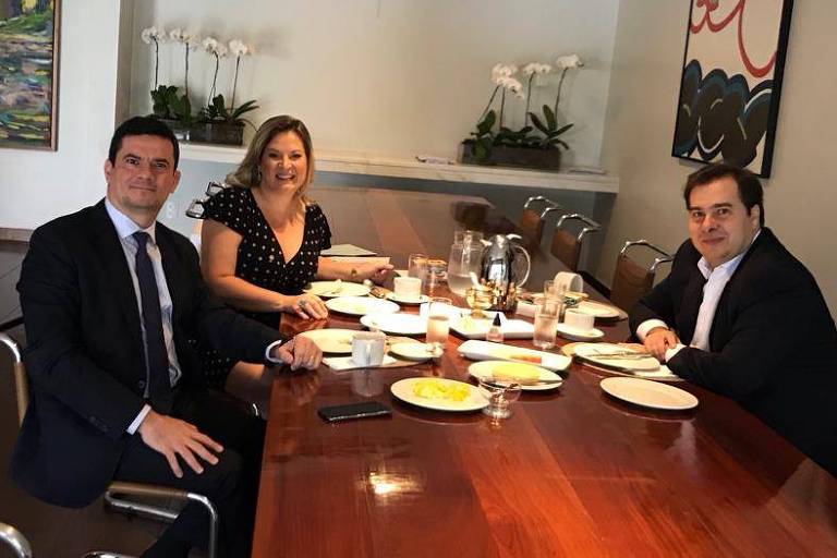 Bolsonaristas divulgam foto de 2019 com Moro, Joice e Maia para alimentar fake news sobre conspiração contra Bolsonaro