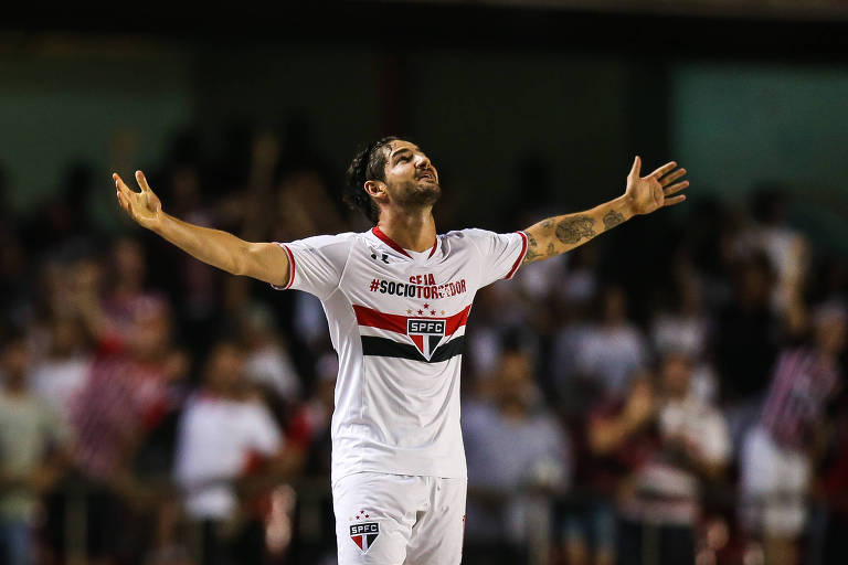 Com Pato, São Paulo busca último atacante com mais de 20 gols