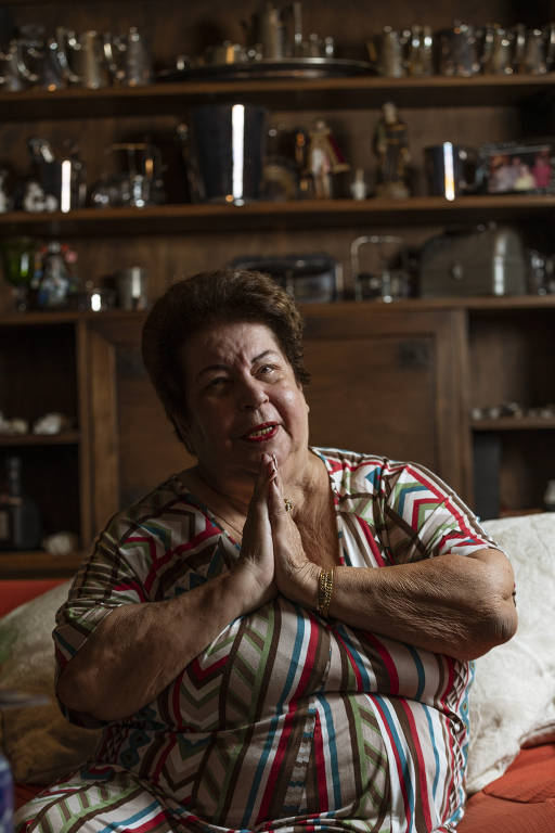 A cantora Nana Caymmi em seu apartamento no Rio de Janeiro