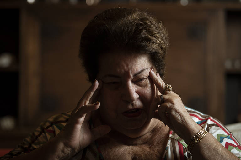 A cantora Nana Caymmi em seu apartamento no Rio de Janeiro