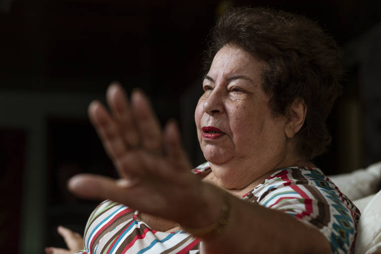 A cantora Nana Caymmi em seu apartamento no Rio de Janeiro