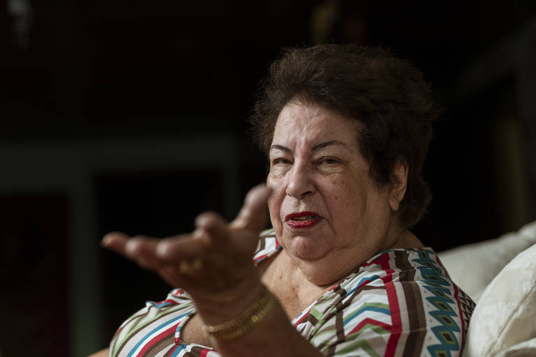 A cantora Nana Caymmi em seu apartamento no Rio de Janeiro