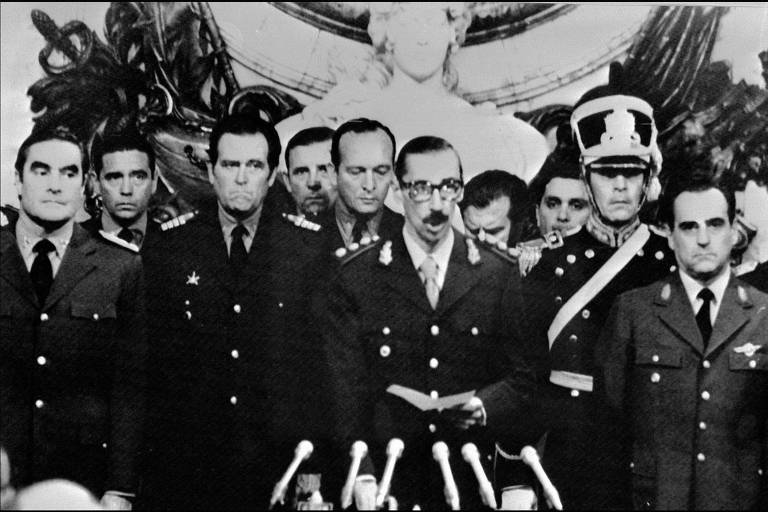 Em 30.mar.76, seis dias após o golpe, o general Jorge Videla (centro) foi empossado presidente da Argentina. A ditadura militar perdurou até 1983 no país