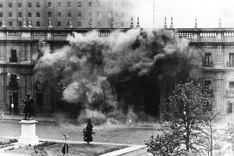 O Palácio de La Moneda, sede do governo chileno, é bombardeado pelas Forças Armadas do país, em 11.set.73. O então presidente, Salvador Allende, morreu nesse dia