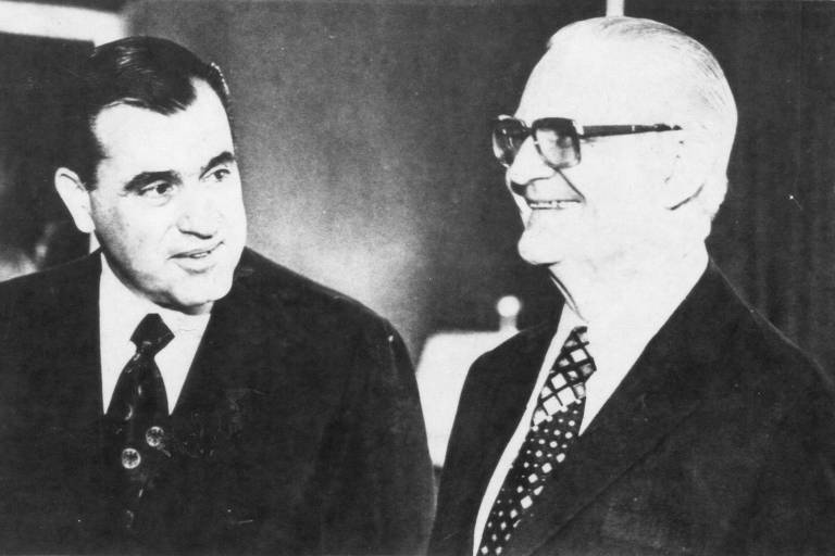 O presidente uruguaio Juan María Bordaberry (à esq.) visita o presidente Ernesto Geisel, em 1974; Bordaberry dissolveu o Parlamento do Uruguai em 27.jun.73 e liderou um golpe civil-militar no país, instalando uma ditadura que durou até 1985